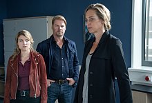 Kommissar Winkler (Kai Scheve, M) und Kommissarin Szabo (Lara Mandoki, l) befragen Professor Doktor Sybille K&ouml;hler (Sophie von Kessel). - Michael Rahn/ZDF/dpa