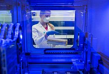 Test auf das Coronavirus - Foto: Daniel Bockwoldt/dpa