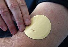 Ein Nikotin-Pflaster auf einem Arm - Marcus Brandt/dpa/dpa-tmn