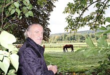 Liebt die Natur und die Pferde: Der Dörentruper Rolf Zimmermann möchte die Deutsche Meisterschaft im Polo nach Lippe holen. - Foto: Schwabbauer