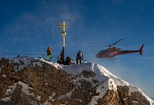 Rücktransport des Zugspitz-Gipfelkreuzes - Peter Kneffel/dpa