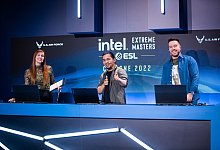 Sjokz (l) hat den Analyse-Desk der IEM Cologne mitmoderiert. - Adela Sznajder/ESL Gaming/dpa