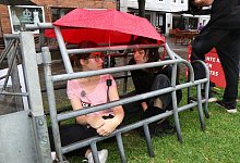 Viel zu eng: Katharina Friess (32) und Julia Strach (22) aus Rietberg haben sich f&uuml;r zehn Stunden in die Enge eines Ferkelschutzkastens begeben. Mit der Aktion am Samstag auf dem Dreiecksplatz fordern sie ein Ende der industriellen Tierzucht. - Robert Becker