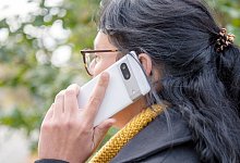 Frau telefoniert am Smartphone - Bernd Diekjobst/dpa-tmn