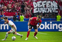 "Defend Europa"-Banner bei EM - Soeren Stache/dpa