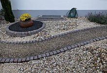 Schottergarten vor einem Haus - Hannes P. Albert/dpa/dpa-tmn