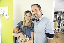 Gl&uuml;ckliche zweifache Eltern: Katja und Stefan Werth mit T&ouml;chterchen Lina Marie, die am Montag zur Welt kam. - Hartmut Kleimann