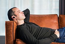 Musikh&ouml;ren - Foto: Hendrik Rau/Stiftung Warentest/dpa-tmn