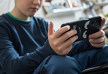 Junge schaut auf sein Smartphone - Christin Klose/dpa-tmn