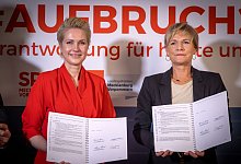 Unterzeichnung Koalitionsvertrag zwischen SPD und Linke - Foto: Jens B&uuml;ttner/dpa-Zentralbild/dpa