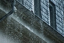 Eine Regenrinne l&auml;uft &uuml;ber - Silas Stein/dpa/dpa-tmn