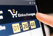 Seit Beginn des Krieges in der Ukraine macht sich das zurückhaltende Einkaufsverhalten der Nutzerinnen und Nutzer auch online bemerkbar. - Mohssen Assanimoghaddam/dpa