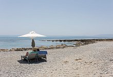Touristen in Griechenland - Foto: Socrates Baltagiannis/dpa
