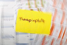 Zettel mit dem Schriftzug «Therapieplatz» liegt auf Kalendern - Katharina Kausche/dpa/dpa-tmn