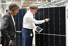 Wirtschaftsminister Robert Habeck und Gunter Erfurt (r), Vorstandsvorsitzender der Meyer Burger Technology AG. - Soeren Stache/dpa