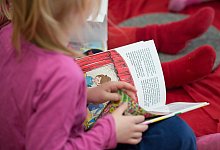 Lesen in der Kita - Foto: Daniel Reinhardt/Symbolbild