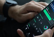 Mann schaut in einer App auf die Gesundheitsdaten - Franziska Gabbert/dpa-tmn