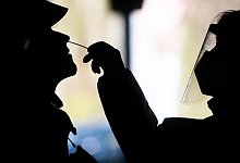 Corona-Test - Foto: Julian Stratenschulte/dpa