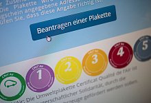 Online bestellbar: Die Umweltplakette, die vielerorts in Frankreich auch unabhängig von Feinstaubalarm nötig ist, um in die jeweiligen Bereiche einzufahren. - Sebastian Gollnow/dpa/dpa-tmn