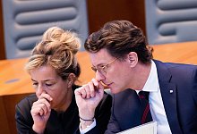 Hendrik W&uuml;st (CDU), Ministerpr&auml;sident von Nordrhein-Westfalen, und Mona Neubaur (B&uuml;ndnis 90/Die Gr&uuml;nen), Ministerin f&uuml;r Wirtschaft, Industrie, Klimaschutz und Energie sowie stellvertretende Ministerpr&auml;sidentin von Nordrhein-Westfalen, im Plenum des Landta - Rolf Vennenbernd/dpa