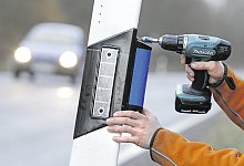 Umstritten: Experten haben die Wirkung der blauen Wildreflektoren an den Stra&szlig;enleitpfosten untersucht. - dpa