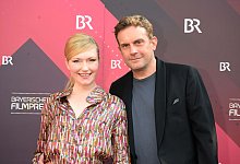 Sebastian Bezzel und seine Frau Johanna Christine Gehlen - Felix H&ouml;rhager/dpa