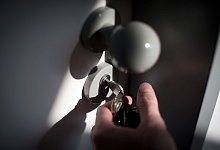 Ein Schlüssel steckt im Schloß einer Wohnungstür - picture alliance / dpa