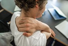 Ein Mann fasst sich an den Nacken - Klaus-Dietmar Gabbert/dpa-tmn