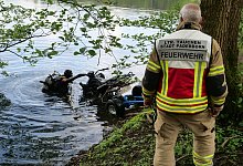 Mit Hilfe einer Seilwinde wird das Quad von der Feuerwehr Paderborn aus dem Habichtsee gezogen. - Ralph Meyer