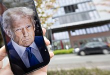 Paderborn, 25. April 2025: Foto von US-Präsident Donald Trump vor einem Gebäude der Universität Paderborn - 1 - Niklas Tüns