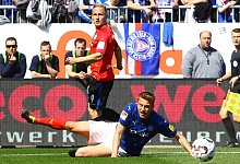 Kai Pr&ouml;ger, der sich hier gegen den Kieler und Ex-Paderborner Hauke Wahl durchsetzt, hat gute Erinnerungen ans Holstein-Stadion. In der Saison 2018/19 traf der SCP-Fl&uuml;gelflitzer beim 2:1-Sieg an der F&ouml;rde. - imago images