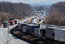 Dutzende Kilometer Stau - Foto: Robert Michael/dpa-Zentralbild/dpa