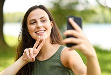 Frau fotografiert Selfie - Tobias Hase/dpa-tmn