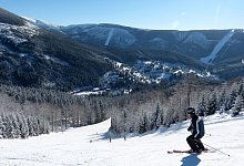 Ein Mann fährt in Tschechien Ski - Florian Sanktjohanser/dpa-tmn