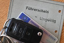 Ein Autoschlüssel liegt auf zwei Führerscheinen - Arne Dedert/dpa/dpa-tmn