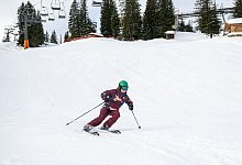 Eine Skifahrerin faehrt die Skipiste hinab - Benjamin Nolte/dpa-tmn