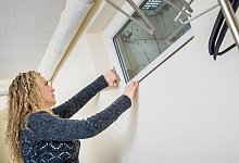 Eine Frau &ouml;ffnet ein Fenster - Christin Klose/dpa-tmn