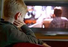 Kleinere Kinder lieben den Fernseher - Arne Dedert/dpa