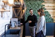 Kollegen unterhalten sich in der Kaffeeküche - William Perugini/Westend61/dpa-tmn