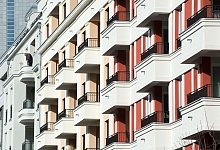 Balkone an Mehrfamilienh&auml;usern - Andrea Warnecke/dpa-tmn