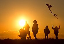 Familie mit drei Kindern - Christian Charisius/dpa