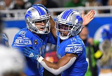 Detroits Amon-Ra St. Brown (r) jubelt mit seinem Quarterback Jared Goff &uuml;ber einen Touchdown. - Lon Horwedel/AP/dpa