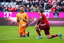 Thomas M&uuml;ller (r) und Bayern-Torwart Sven Ulreich knien nach dem Eigentor von M&uuml;ller auf dem Rasen. - Sven Hoppe/dpa