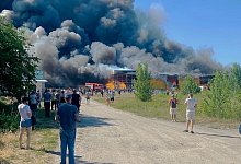 Einkaufszentrum in Flammen - Foto: Viacheslav Priadko/AP/dpa