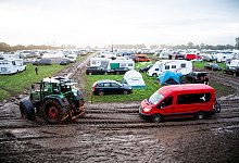 Fahrzeug wird mit einem Traktor durch den Schlamm gezogen - Daniel Bockwoldt/dpa/dpa-tmn