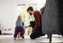 Ein Mann spielt mit einem Kleinkind - Christin Klose/dpa-tmn