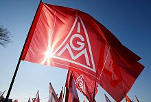 IG Metall-Flaggen - Thomas Banneyer/dpa