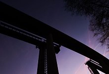 Zweiter Br&uuml;ckenteil &uuml;ber Rahmede-Talbr&uuml;cke wird verbunden - Rolf Vennenbernd/dpa