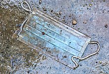 Corona-Schutzmaske - Foto: Boris Roessler/dpa