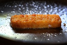 Fischst&auml;bchen - Karl-Josef Hildenbrand/dpa